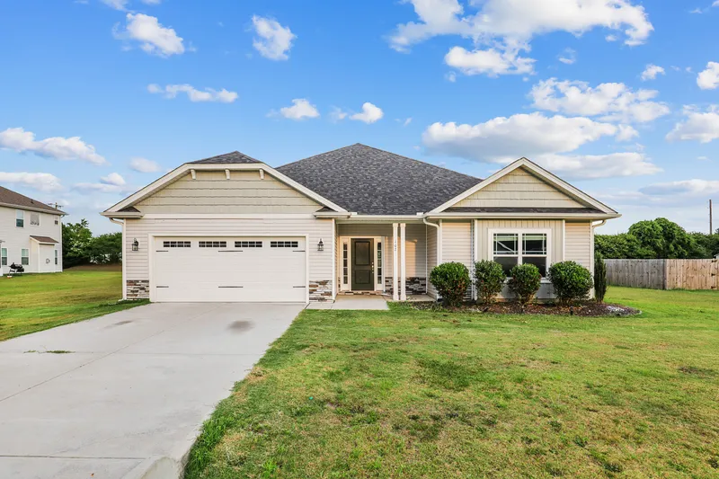 102 Glasgow Lane, La Grange